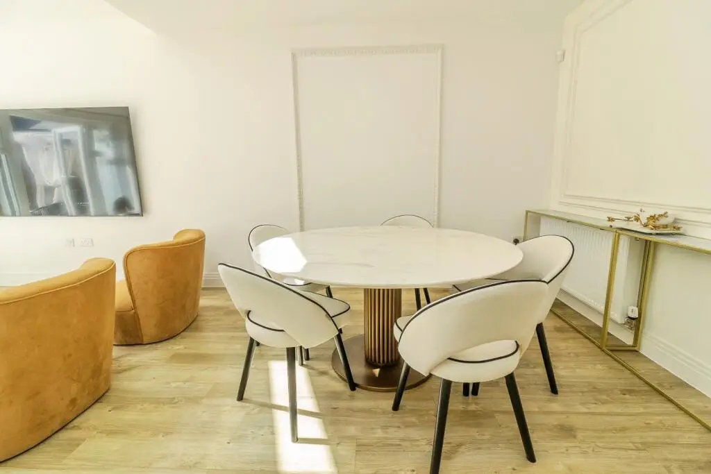 Serviced Accommodation Milton Keynes Open Plan Dining Area