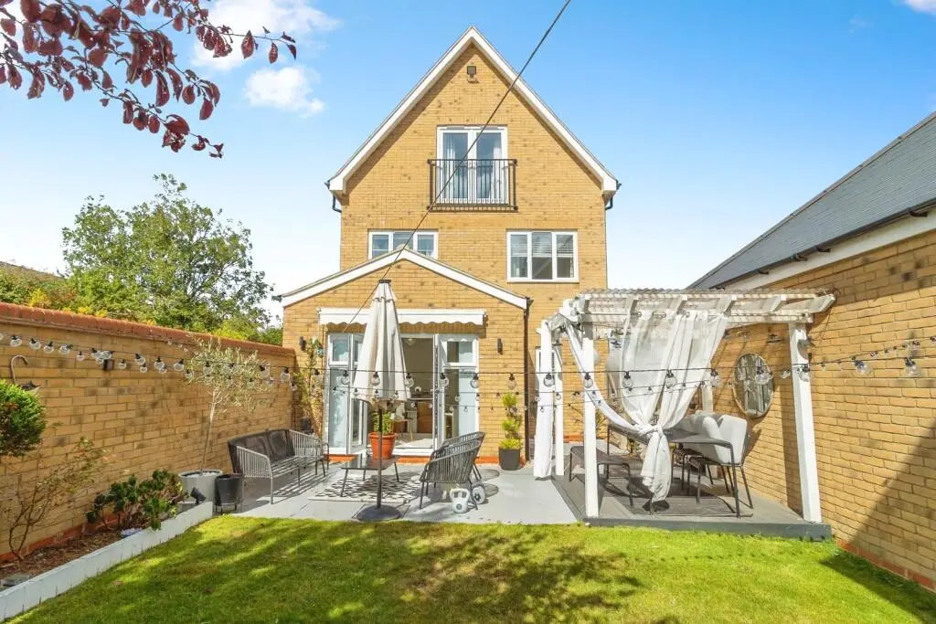 Serviced Accommodation Milton Keynes Rear of Property Garden